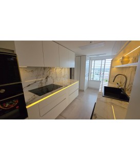 Cocina en mdf laqueado y perfil gola con luz