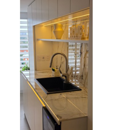 Cocina en mdf laqueado y perfil gola con luz